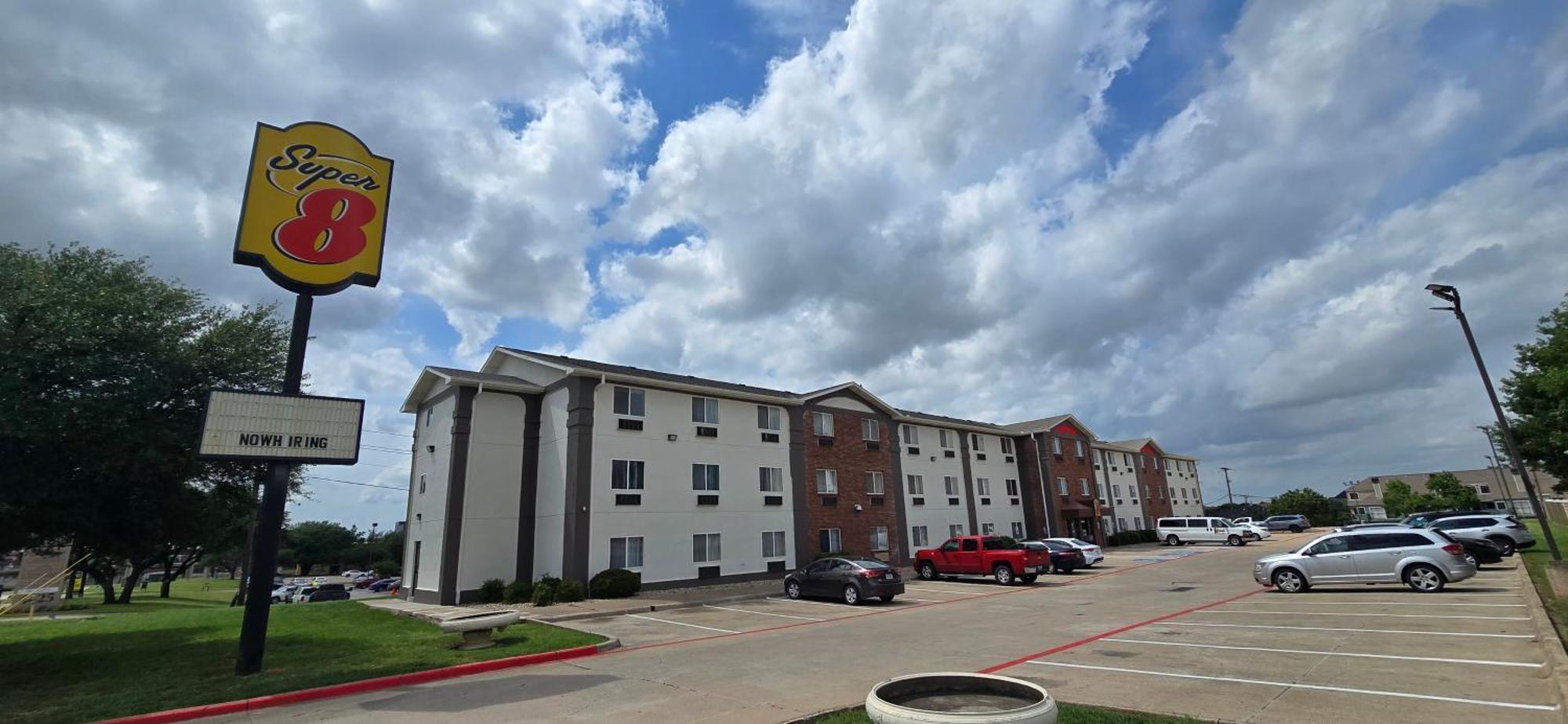 Super 8 By Wyndham Irving Dfw Airport/South Hotel Buitenkant foto