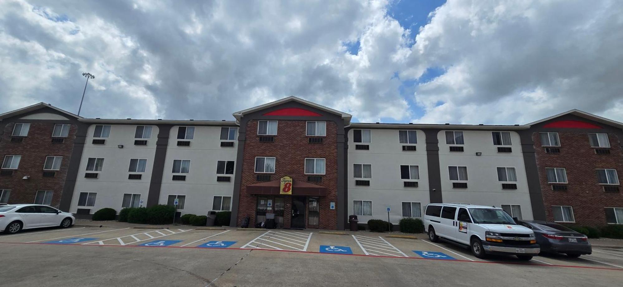 Super 8 By Wyndham Irving Dfw Airport/South Hotel Buitenkant foto